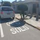 Hermosillo llama a respetar banquetas y rampas; así puedes denunciar vehículos mal estacionados