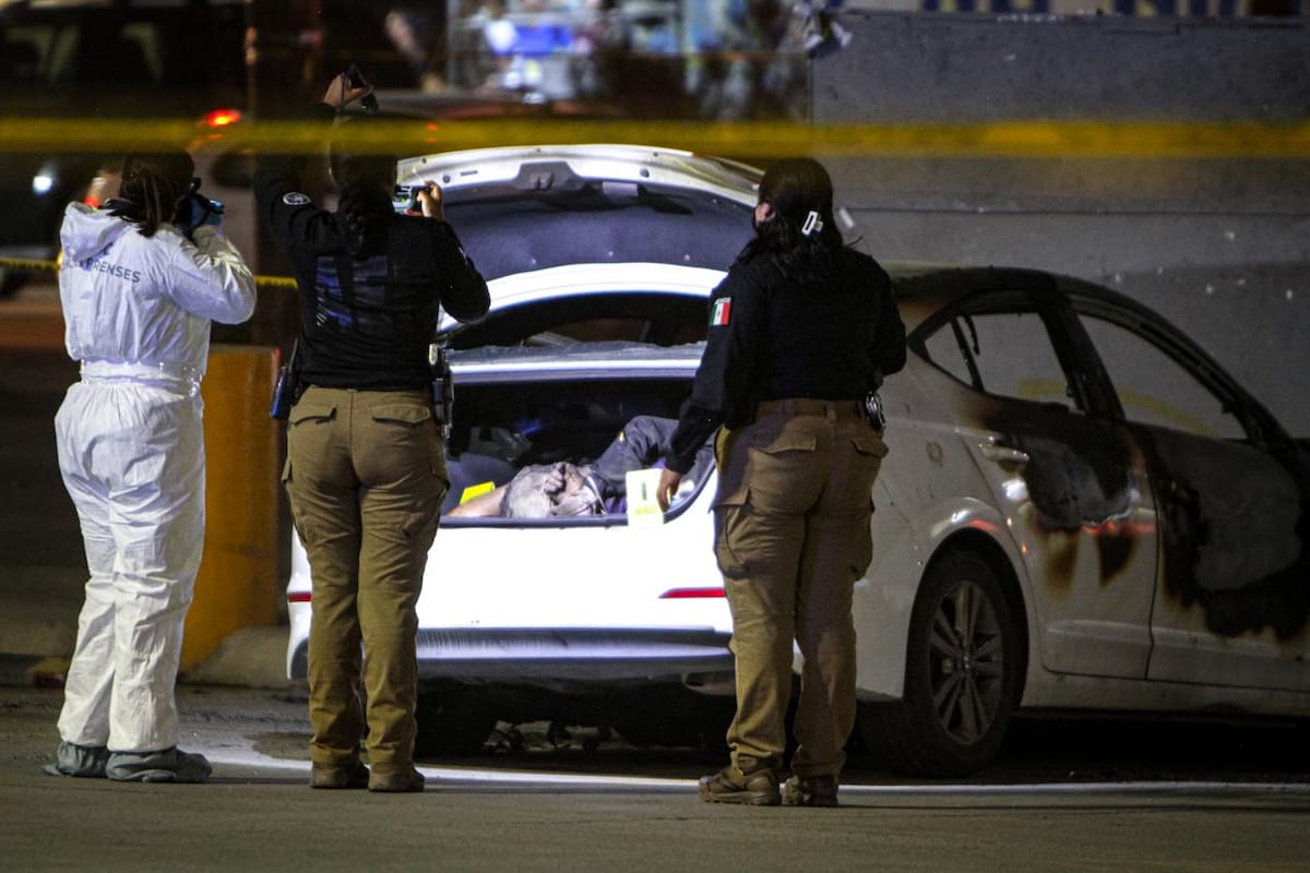Hallan tres cuerpos en vehículo incendiado en la Zona Este de Tijuana
