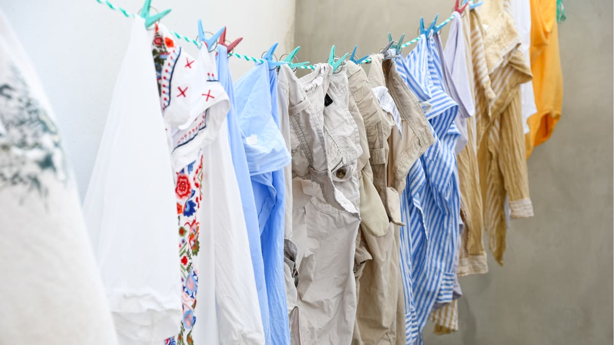 Para solucionar esto, se viralizó en redes el método japonés “tendido arcoíris”, que consiste en colgar la ropa de forma horizontal, ordenarla de mayor a menor y usar un ventilador para agilizar el secado/Foto: Canva