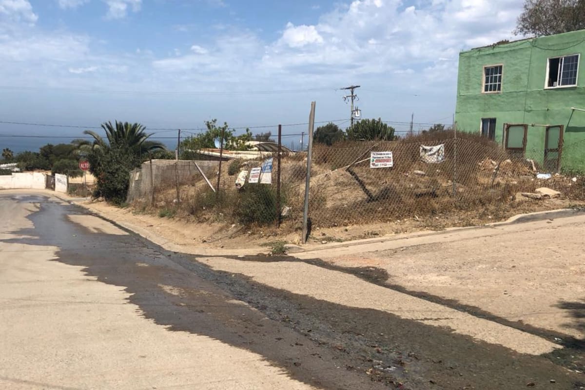 Derrame de aguas presenta problema para calles de Primo Tapia