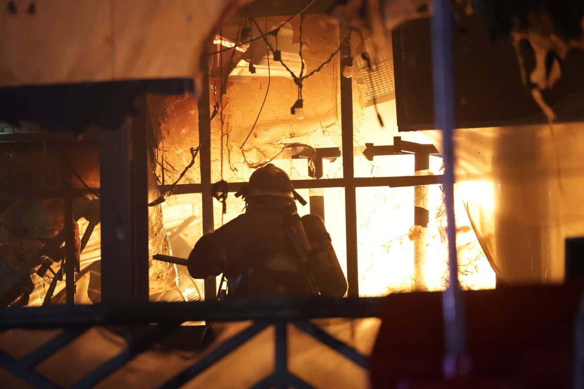 Voraz incendio consume antros de la zona hotelera