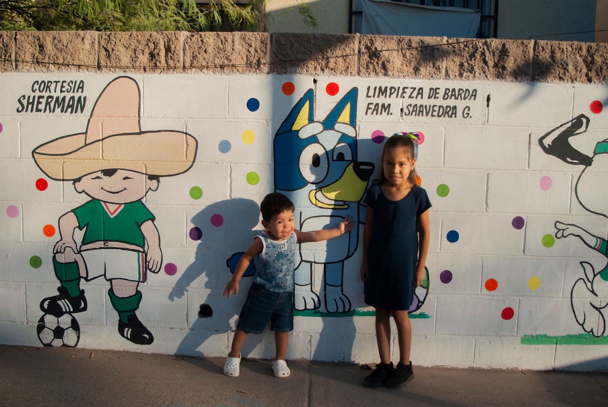 Los hermanitos Mateo y Nancy decidieron tomarse una foto junto a su personaje favorito Bluey que también aparece jugando futbol. (Foto: Patrizio Caro)