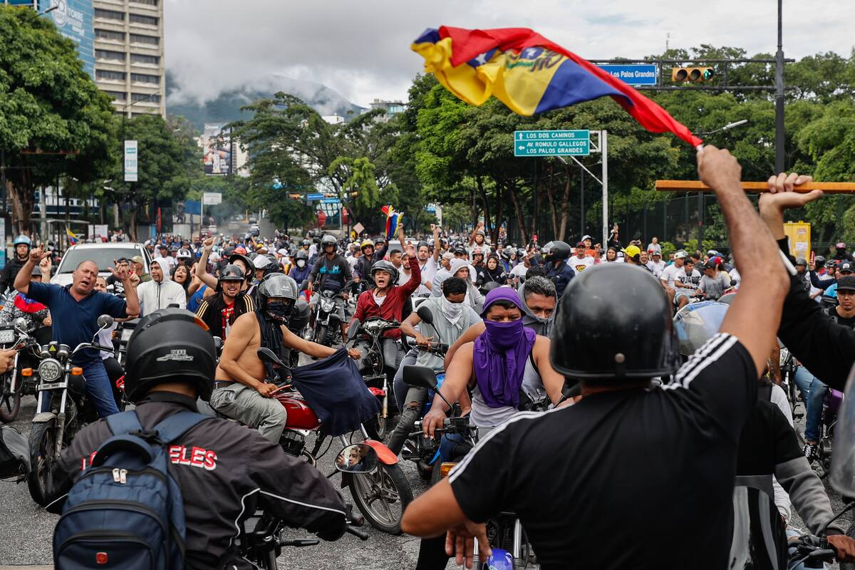 Opositores al gobierno de Nicolás Maduro recorrieron las calles en motocicletas como parte de las manifestaciones del lunes, en Caracas (Venezuela). | Crédito: EFE/ Henry Chirinos