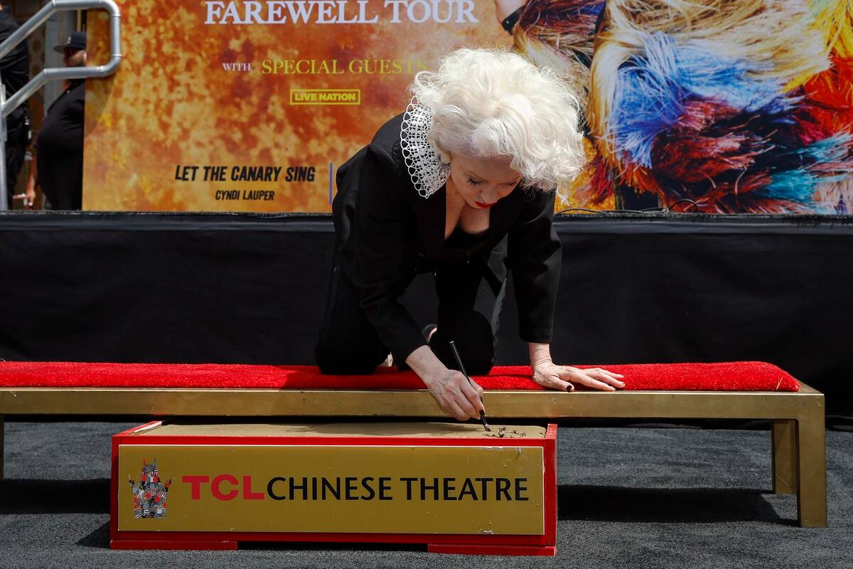 Cyndi Lauper deja su huella en el Paseo de la Fama de Hollywood