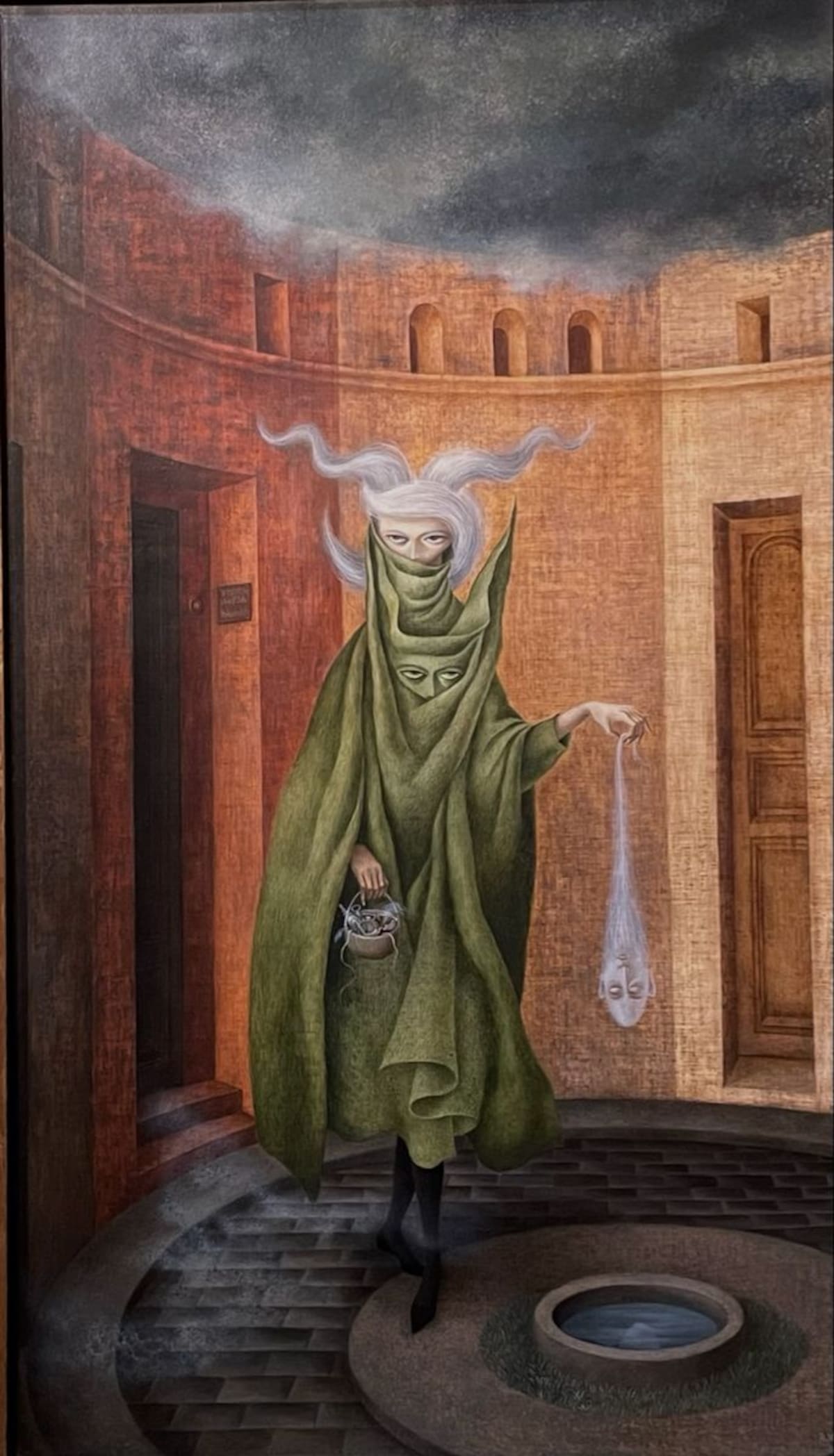Mujer saliendo del psicoanalista. / Remedios Varo.
