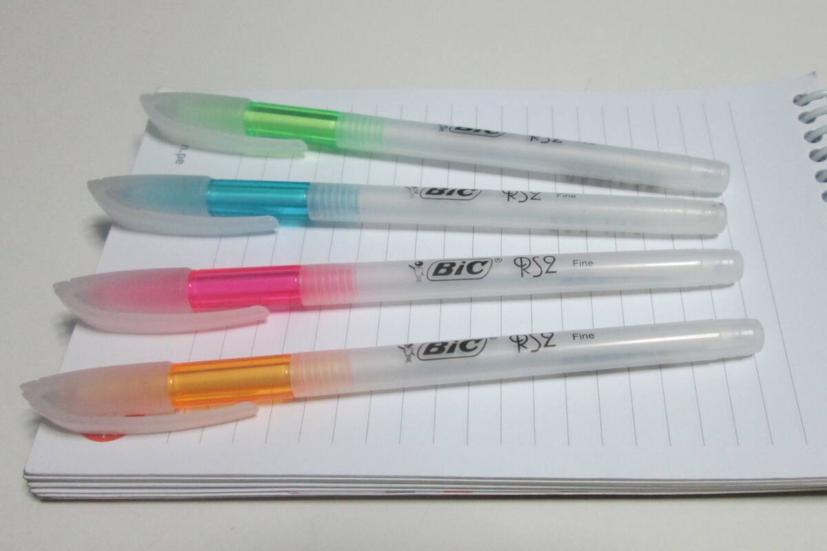 El curioso agujero en las plumas: ¿para qué sirve?