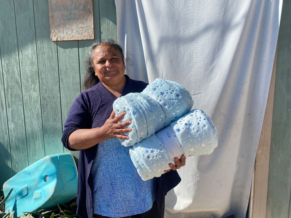 Como parte de la campaña “Cobertón Navideño 2025” recibieron cobijas donadas por lectores de Frontera. Foto: Roberto Sánchez
