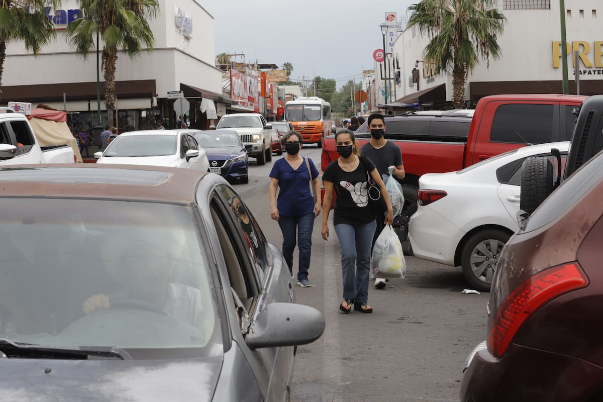 Ante el próximo regreso a clases, la rehabilitación de la calle Monterrey fue aplazada para evitar afectaciones a comercios dedicados a la venta de útiles y uniformes escolares. FOTO: BANCO DIGITAL