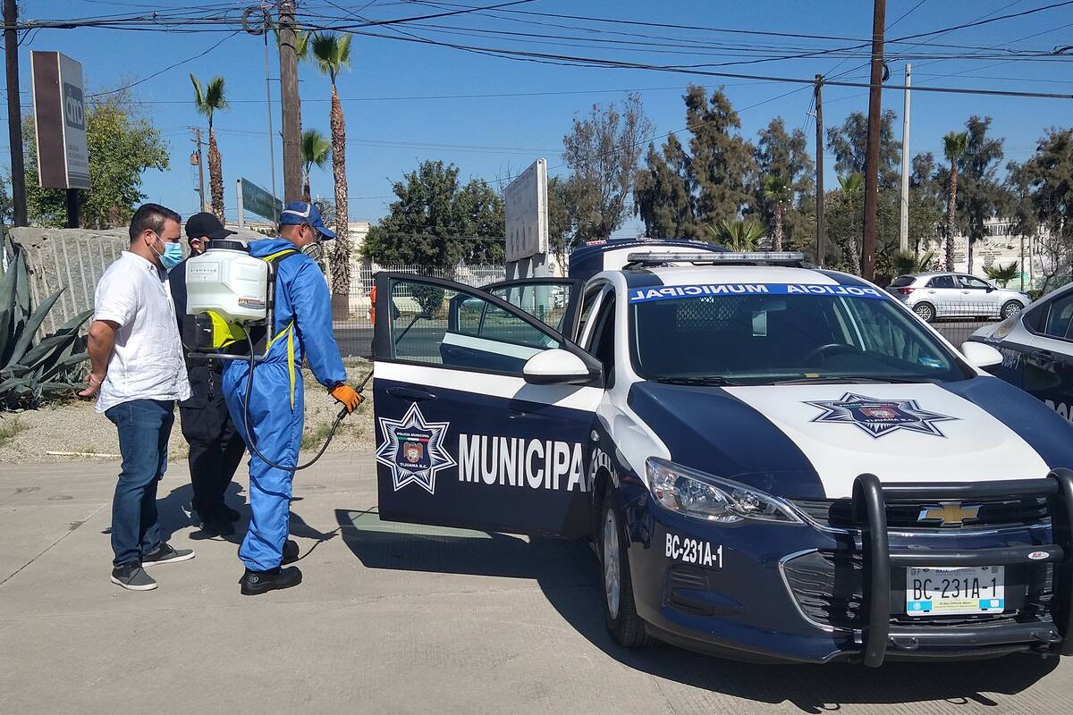 AIMO apoya a policías con desinfección de unidades y cubrebocas