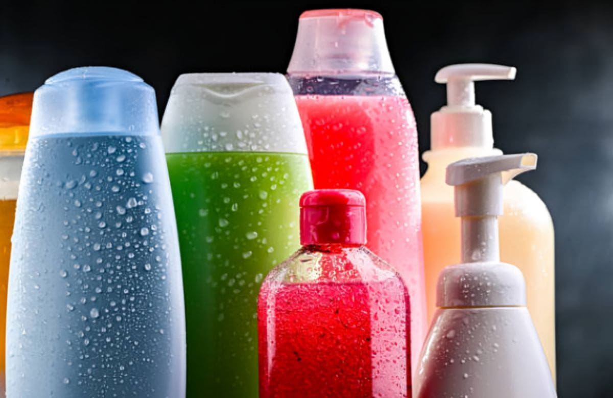 Si tienes envases de shampoo vacíos en casa, puedes reutilizarlos con 3 ideas DIY funcionales | Foto: Especial (canva) / Unsplash