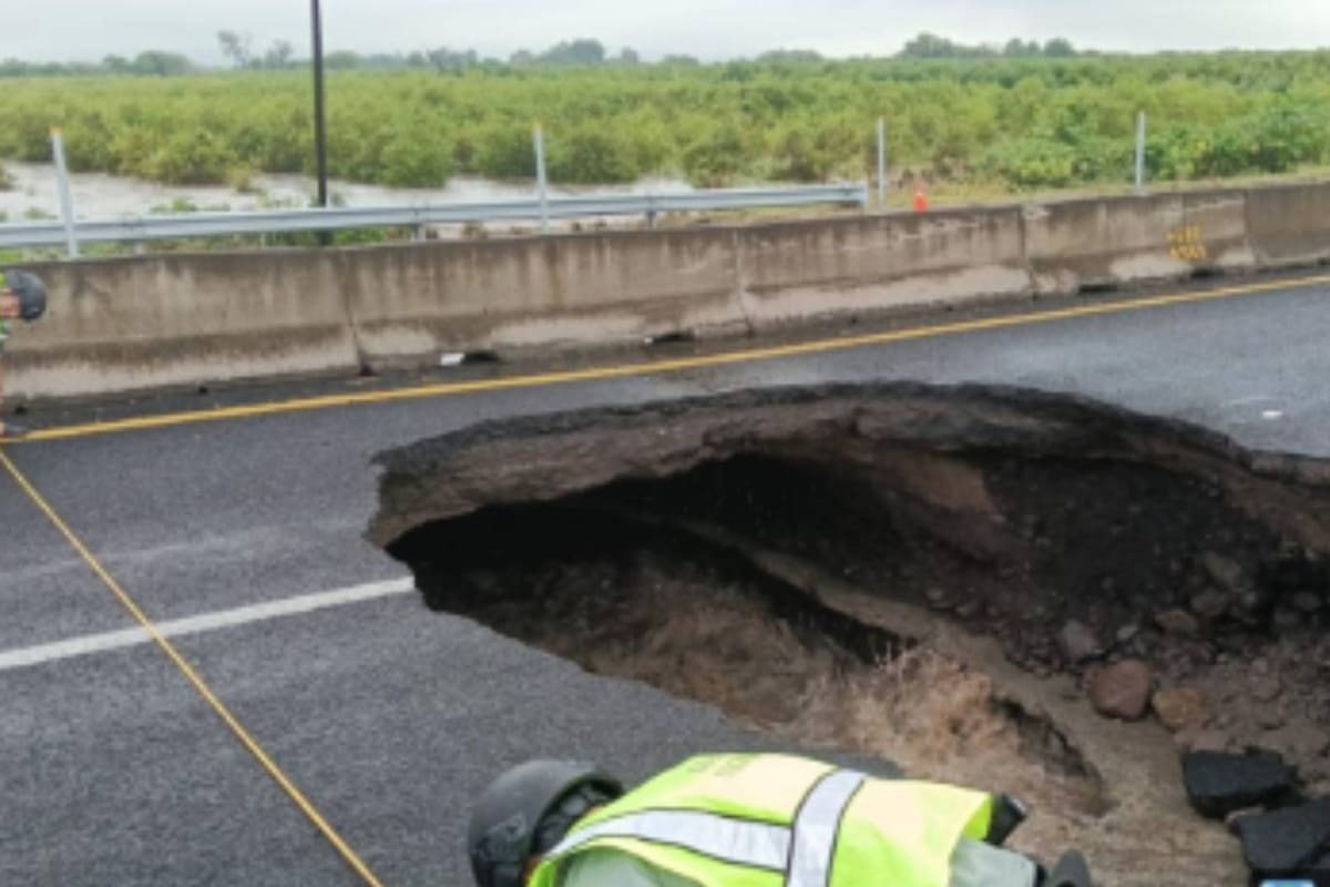 Mega socavón paraliza la carretera en Michoacán