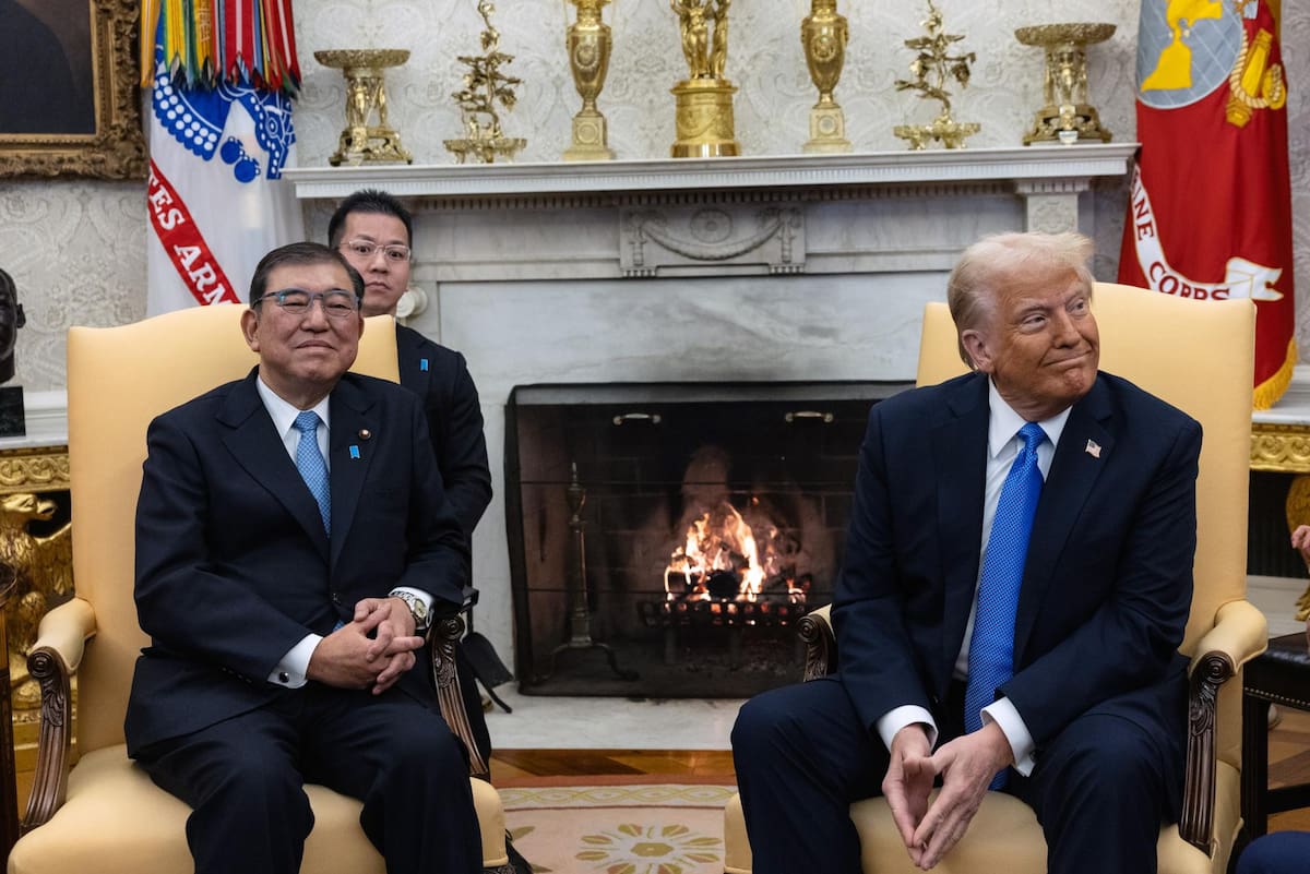 WASHINGTON (United States), 07/02/2025.- US President Donald Trump (R) meets with Japanese Prime Minister Shigeru Ishiba (L) in the Oval Office at the White House in Washington, DC, USA, 07 February 2025. (Japón) EFE/EPA/ANNA ROSE LAYDEN / POOL
