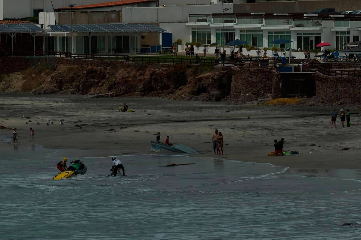 Rescatan a tres hombres inconscientes en el mar en Rosarito; uno fallece