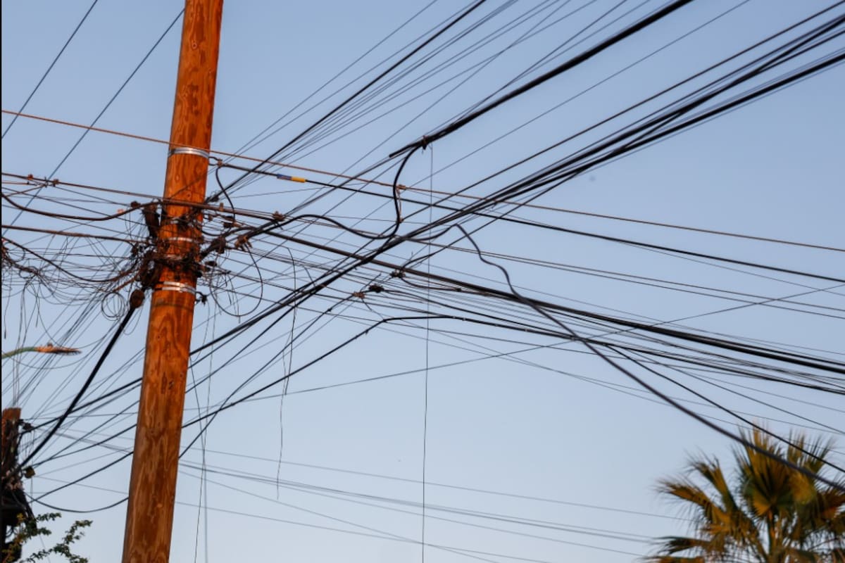 Empresas mantienen cableado sin utilidad en postes: Canacintra pide sancionar