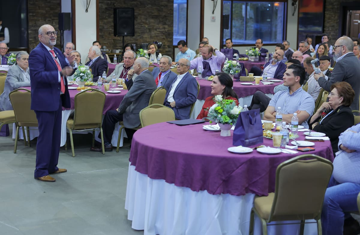 Juan José Alonso Llera, profesor de Ipade Business School, impartió el tema “Construyendo el futuro de México”.