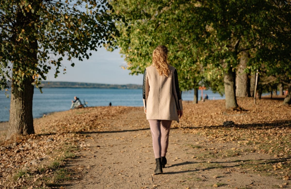Paseos japoneses, la tendencia que gana popularidad por su efecto en la ansiedad y la salud mental | Foto: Especial (canva)