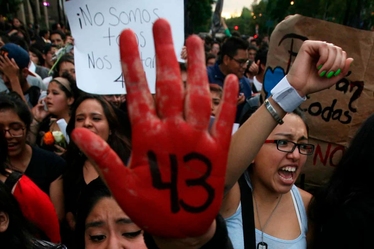 A 12 años de la desaparición de los 43 de Ayotzinapa, familiares cuestionan las nuevas investigaciones sobre funerarias y el Semefo de Iguala mientras el gobierno de Sheinbaum asegura que el caso sigue abierto