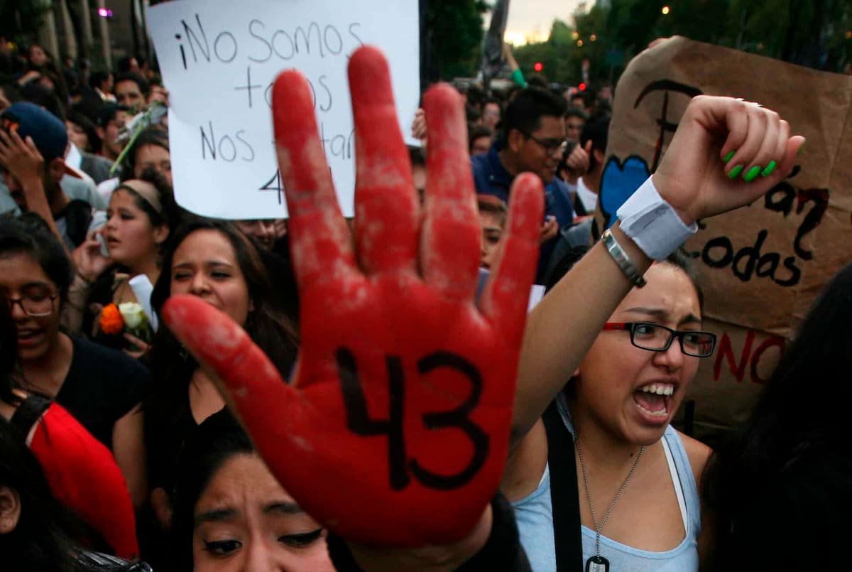 A 12 años de la desaparición de los 43 de Ayotzinapa, familiares cuestionan las nuevas investigaciones sobre funerarias y el Semefo de Iguala mientras el gobierno de Sheinbaum asegura que el caso sigue abierto