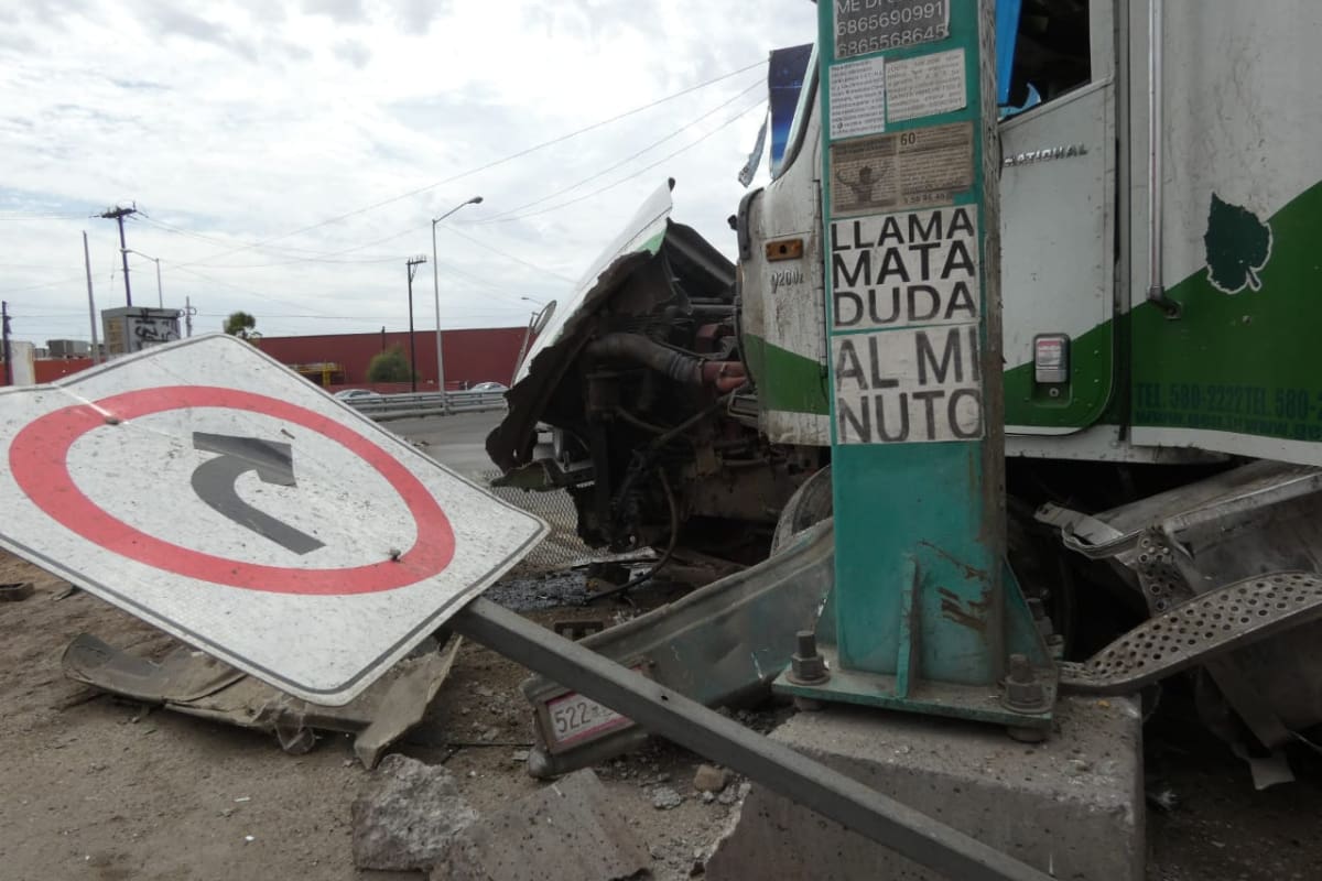 Pierde el control de tráiler y choca contra camellón en la Terán Terán