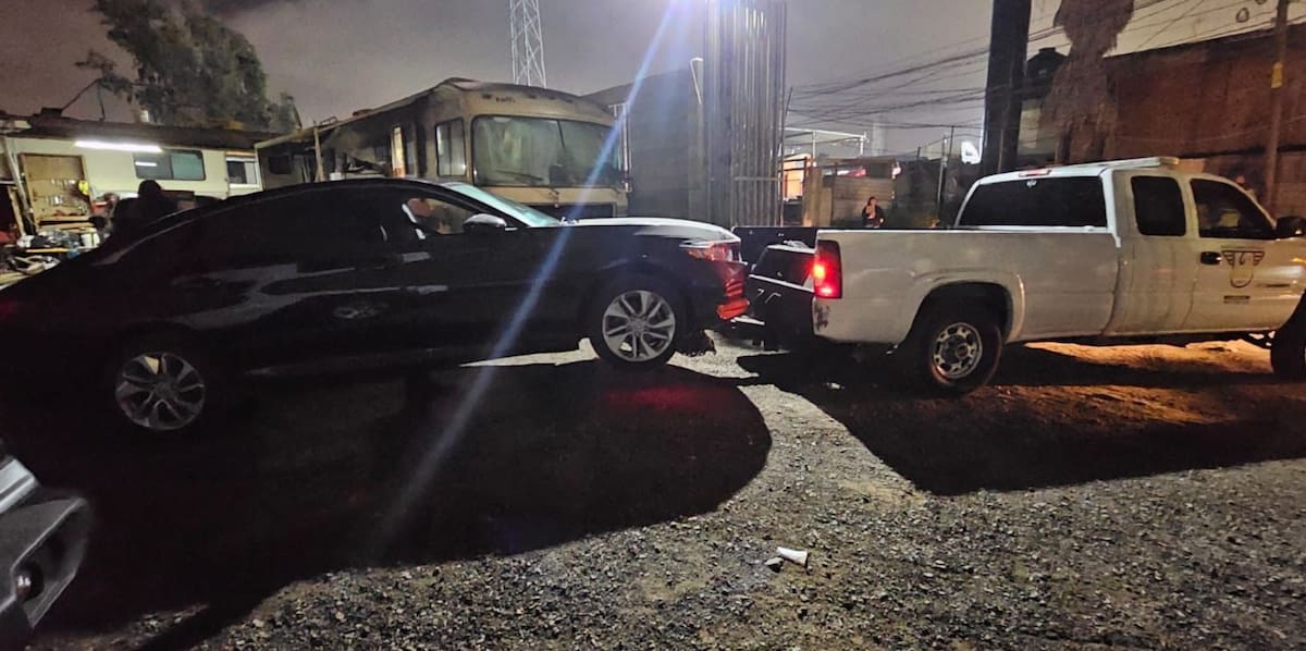 Un vehículo tipo sedán, marca Honda Civic, modelo 2019, color negro, sin placas de circulación con reporte de robo vigente. Y un vehículo tipo pick-up, marca Dodge Ram, modelo 2024, color blanco, placas de circulación del estado de Washington, también fueron asegurados.