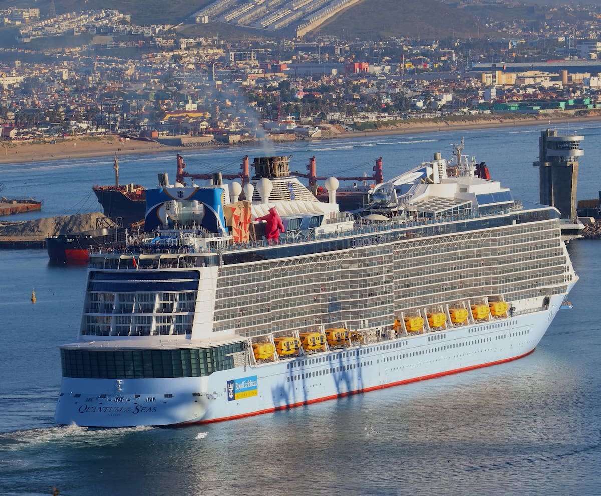 El Quantum of the Seas, de Royal Caribbean, llegó a Ensenada con 5 mil 47 pasajeros, la cifra más alta registrada en una sola escala del puerto.
Foto: Cortesía.