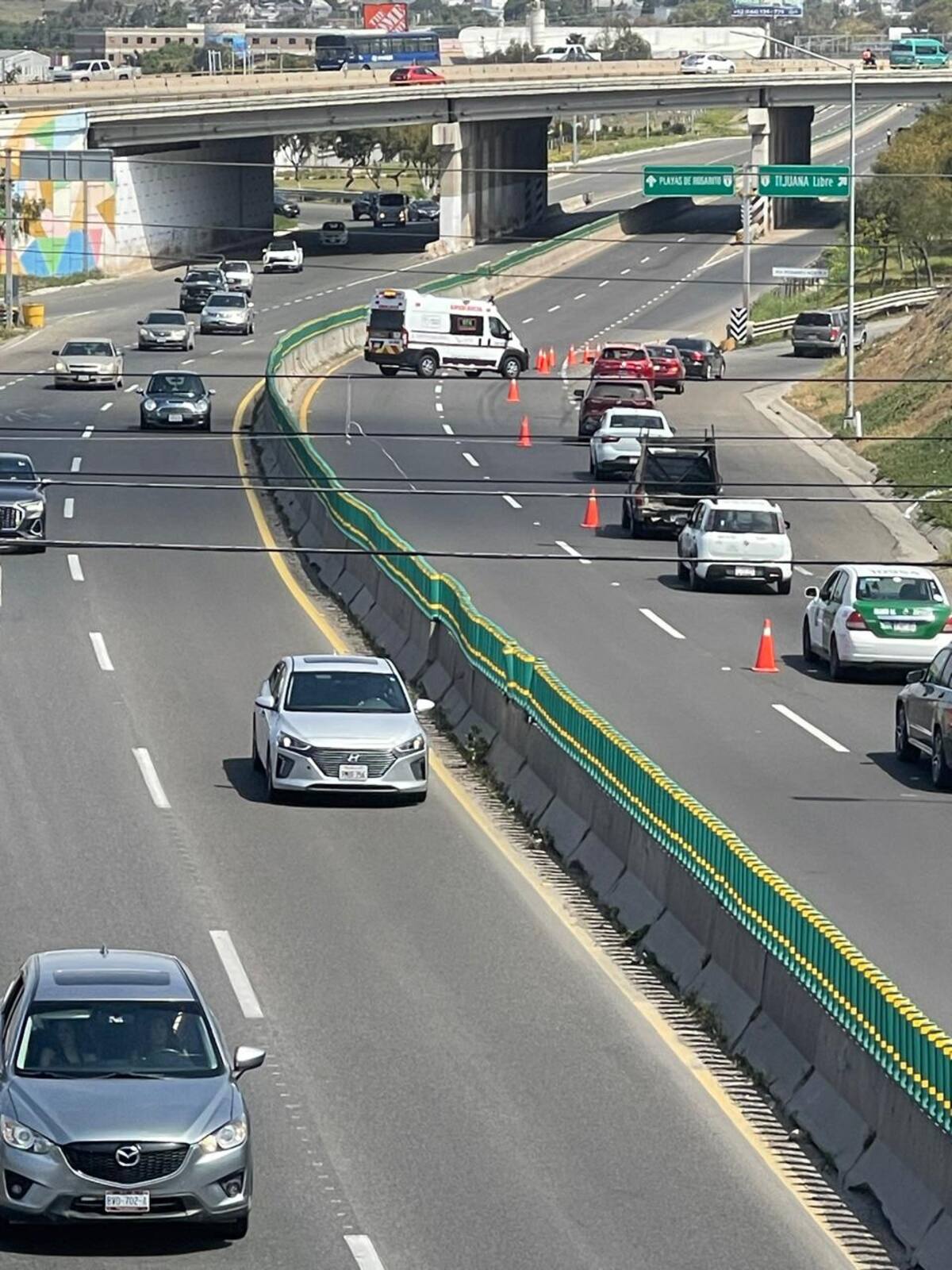 En el lugar ya se encuentra una grúa para remolcar al vehículo involucrado.