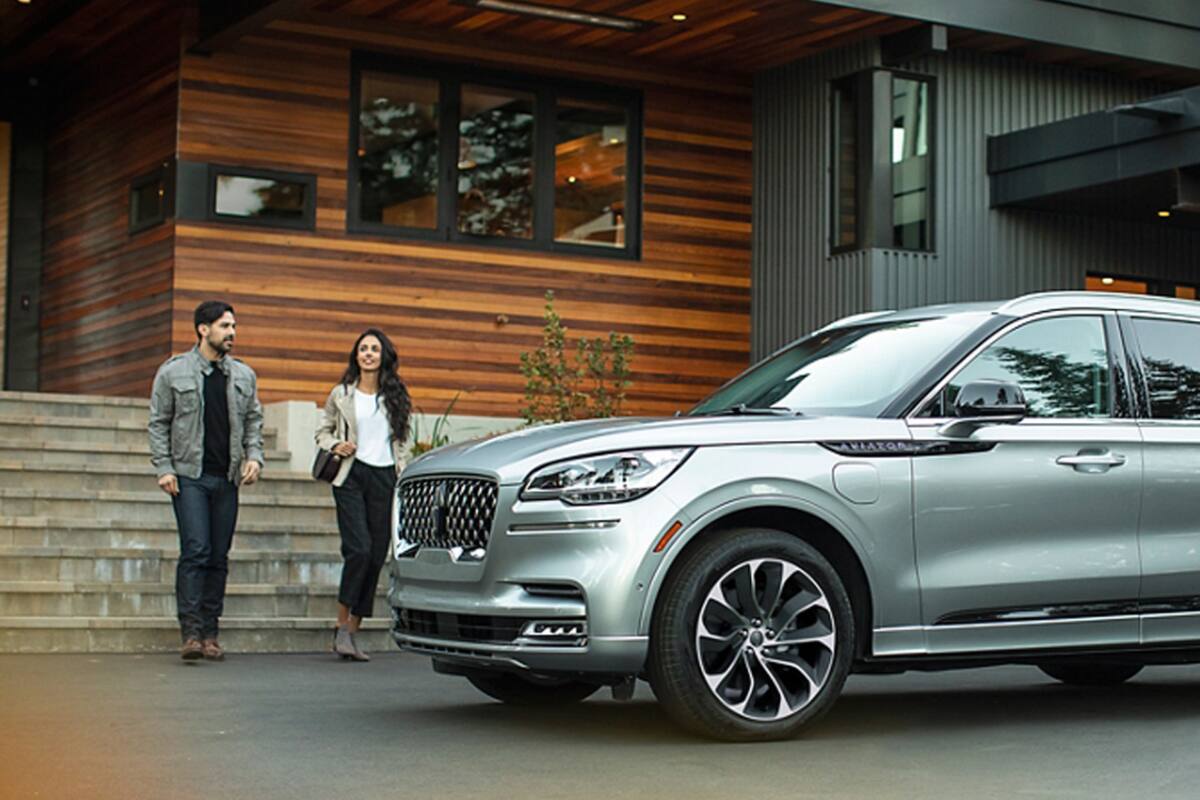 Experimenta un manejo aerodinámico con Lincoln Aviator, la SUV compacta, con 3 filas de asientos.