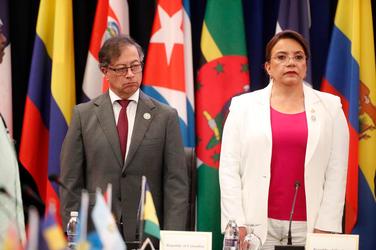 Fotografía de archivo de los presidentes de Colombia, Gustavo Petro, y de Honduras, Xiomara Castro, quien le entregará a su homólogo colombiano la presidencia pro tempore de la Celac. | Crédito: EFE/ Bienvenido Velasco