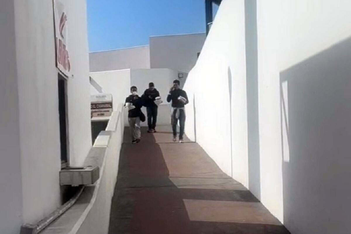 Joven cruza a EU para trabajar y costearse cirugía; lo deportan al día siguiente
