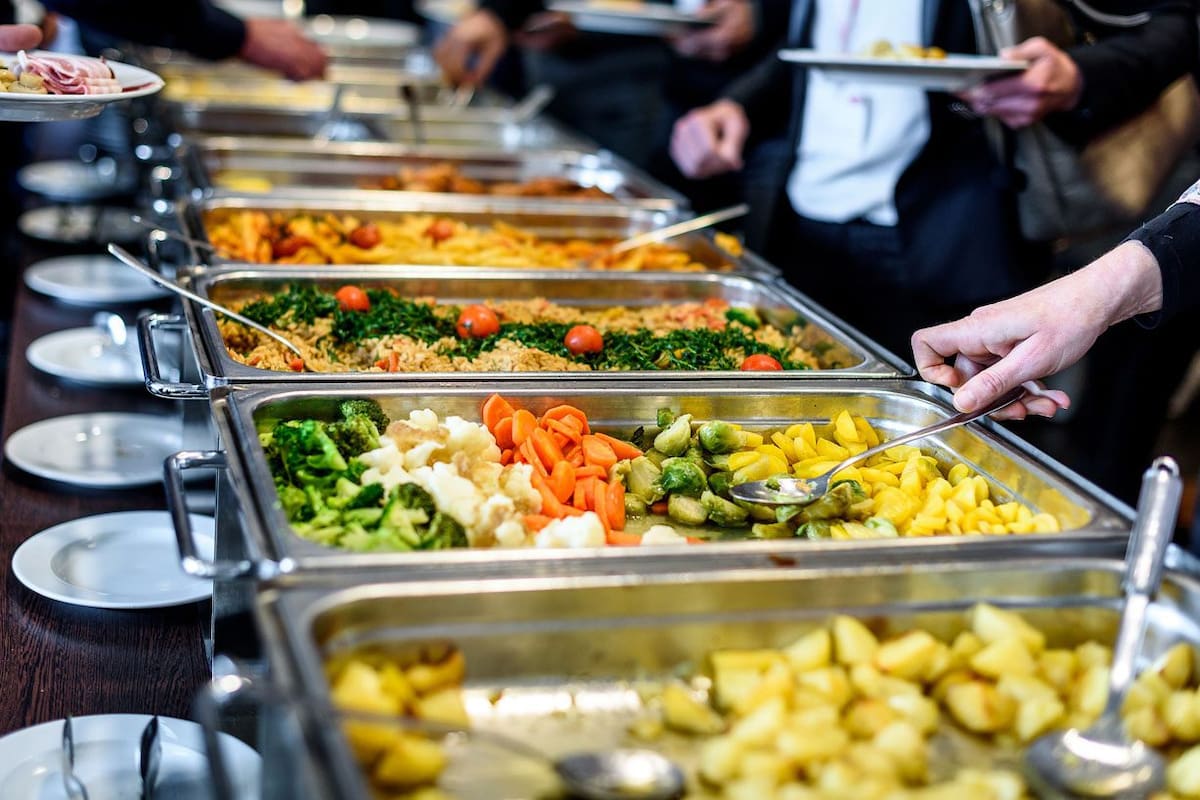 ¿Cuál es el fascinante origen de los buffets?