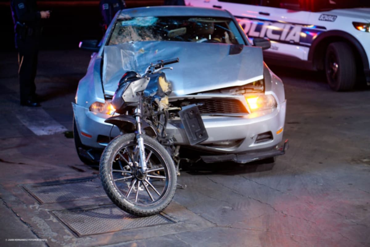Motociclista resulta gravemente herido tras ser embestido por un Mustang en la carretera a San Luis
