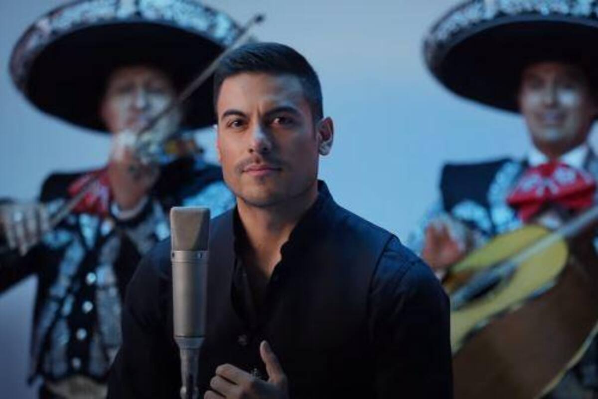 ¡Carlos Rivera presenta a uno de sus "hijos"!