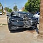 Sujeto choca su Camaro contra una palma en la colonia Industrial y abandona el vehículo