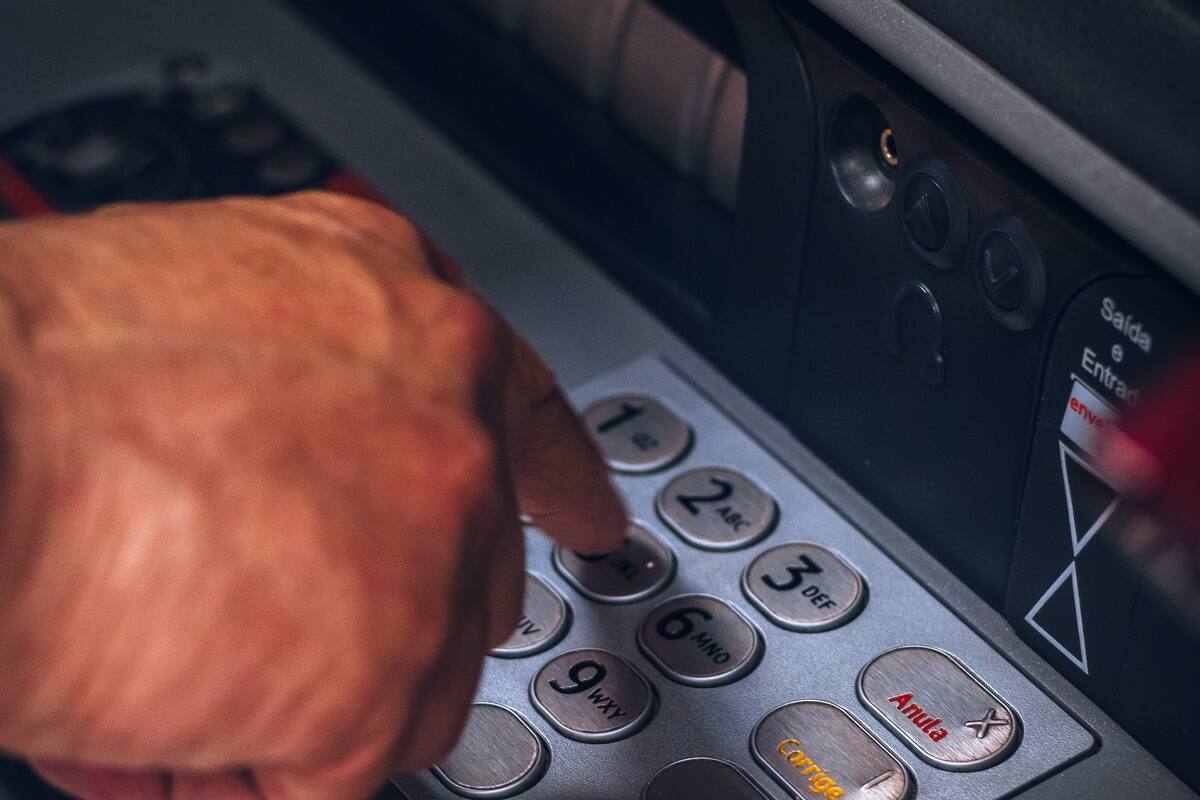 ¿Te conviene retirar dinero de tu tarjeta de crédito? Bancos aumentan comisión