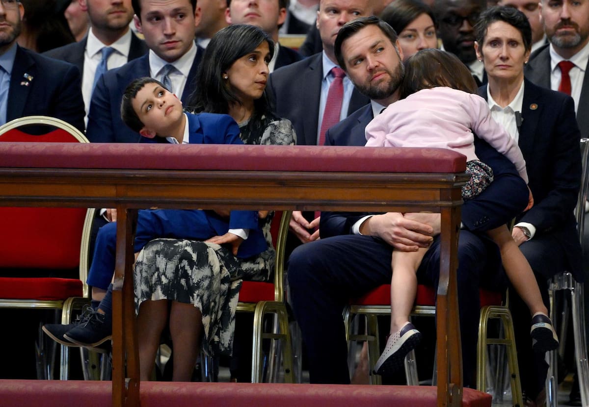 El vicepresidente de Estados Unidos, JD Vance (centro-derecha), besa a su esposa Usha Vance (centro-izquierda) mientras asisten junto a sus hijos a la misa de Viernes Santo por la Pasión del Señor en la Basílica de San Pedro del Vaticano, Ciudad del Vaticano, 18 de abril de 2025. (Italia, Roma) | Crédito: EFE/EPA/ETTORE FERRARI