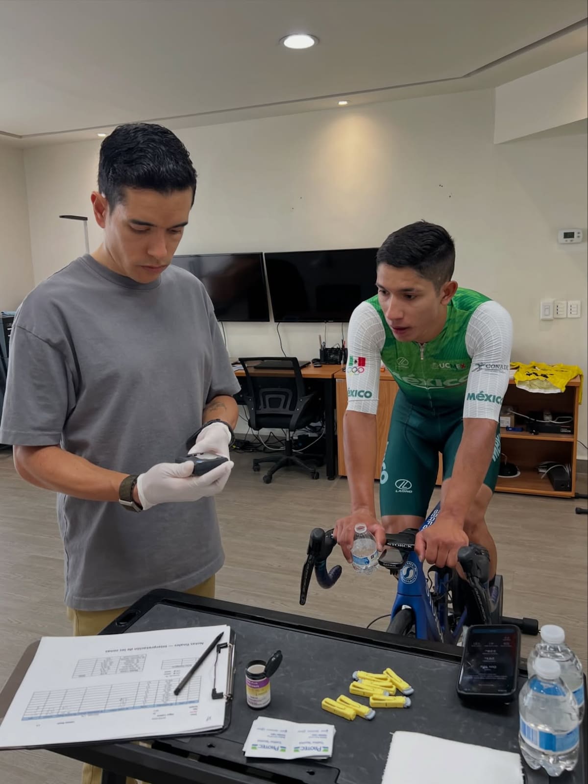 El ciclista mexicano, Édgar "Chucky" Cadena durante pruebas médicas previo a la temporada 2026. (Foto: IG @coachfreddycruz)