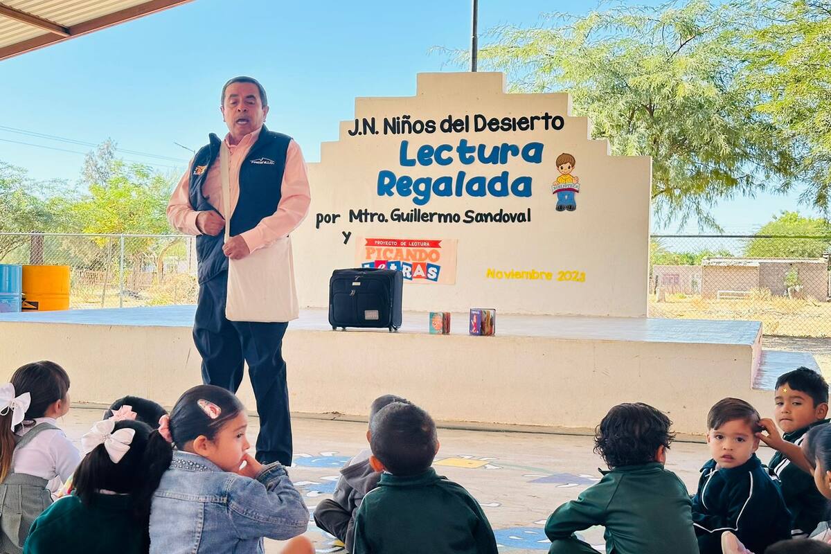 Comparte su amor por la lectura el maestro Guillermo en Caborca