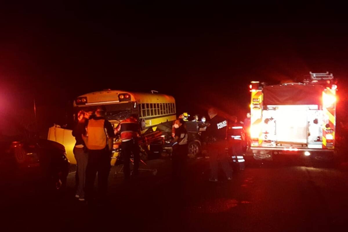 Conductor choca con camión en Ojos Negros y fallece un menor de edad