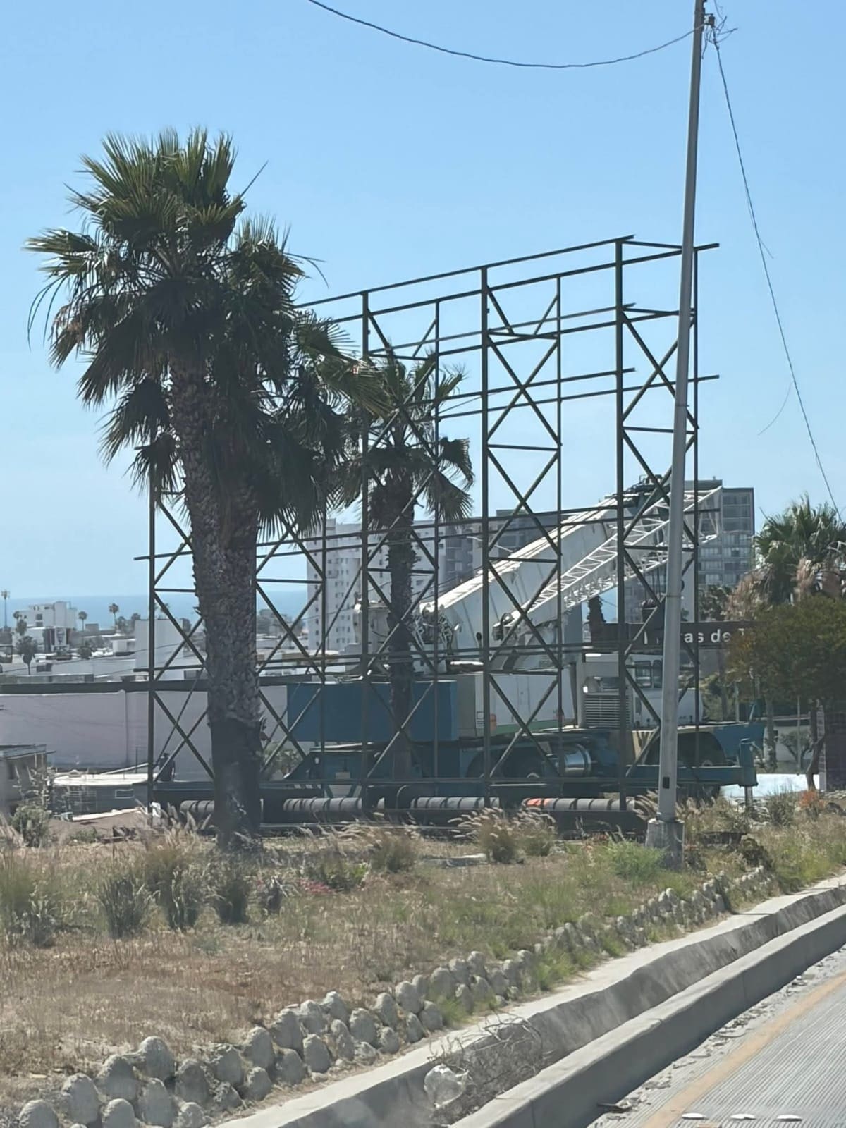 Vecinos y autoridades reportan clausuras reiteradas a estructuras publicitarias por falta de permisos y advierten riesgos viales en la zona. Foto: Michelle Castillo