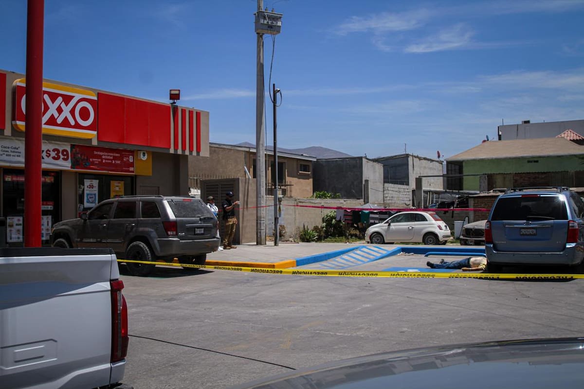 La víctima, de aproximadamente 70 años, fue atacada a balazos en el estacionamiento de una tienda de conveniencia; el agresor escapó en un vehículo con placas de California.
Foto: Cortesía.