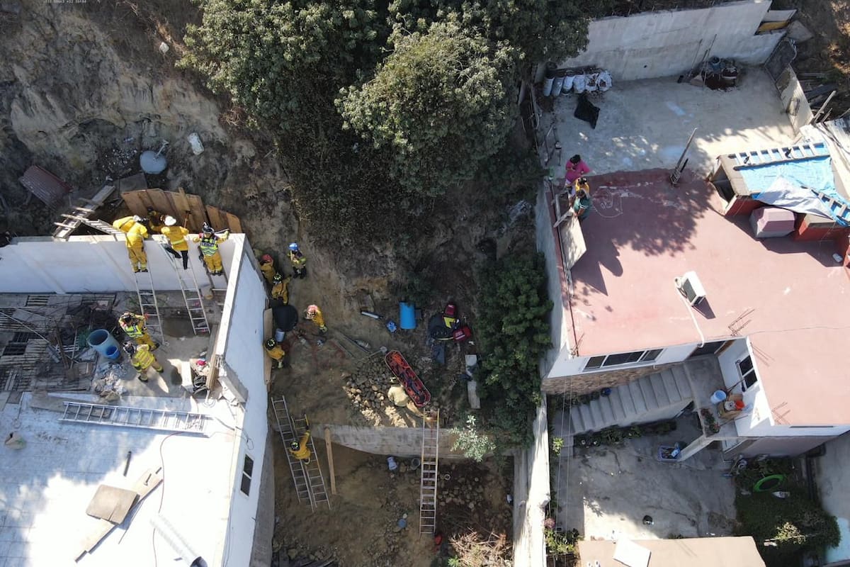 Bomberos Tijuana rescatan a hombre atrapado en derrumbe