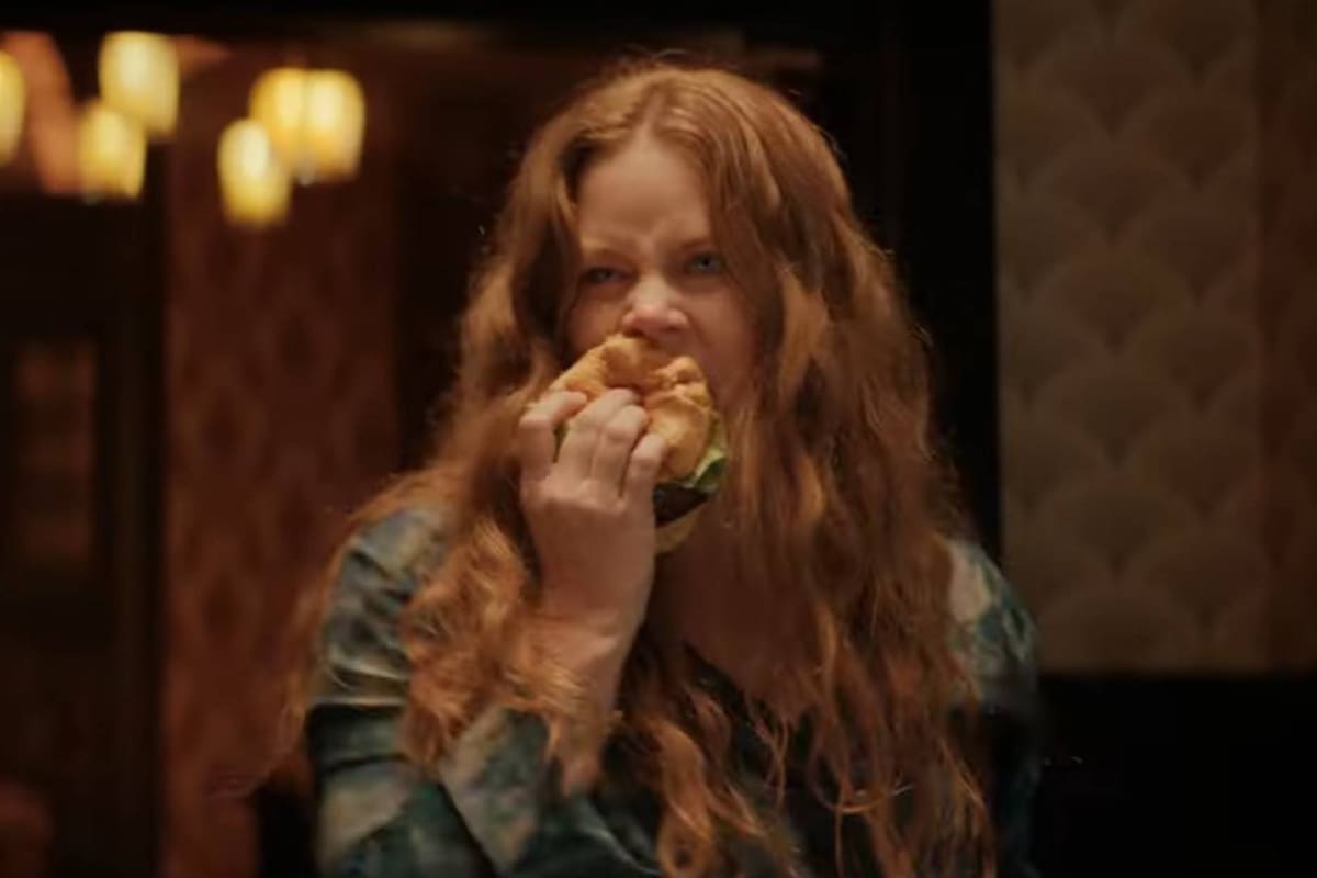 Amy Adams se convierte en perro en el primer tráiler de 'Nightbitch'
