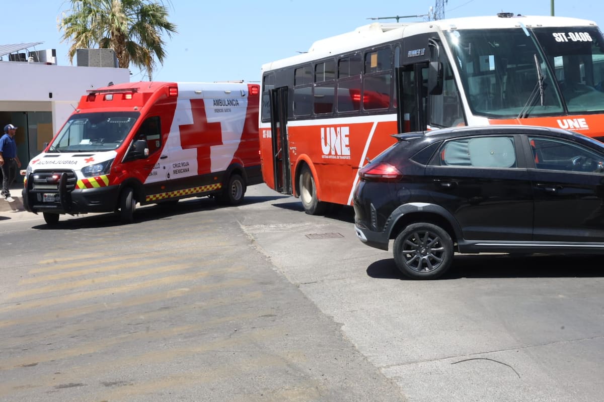 Choque entre camión urbano y camioneta en Hermosillo deja tres personas lesionadas, incluidos dos menores