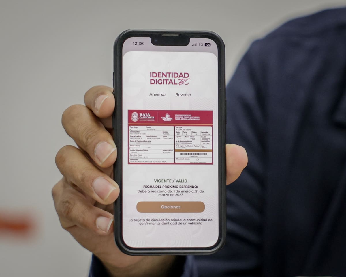 Las licencias de conducir y tarjetas de circulación digitales deberán presentarse desde la aplicación oficial del Estado durante las revisiones de tránsito en Baja California. Foto: Cortesía.