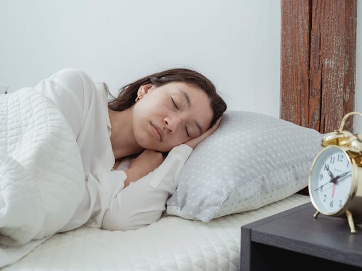 Científicos confirman que la falta de sueño afecta la memoria, la atención y el rendimiento académico, mientras que siestas cortas de 30 a 45 minutos ayudan a “resetear” el cerebro y optimizar la capacidad de aprendizaje diario