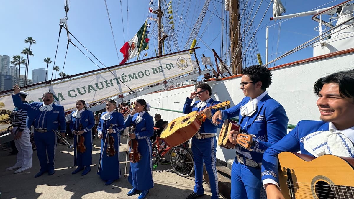 El buque escuela ARM Cuauhtémoc arribó a la bahía de San Diego este jueves. Foto: Ana Gómez