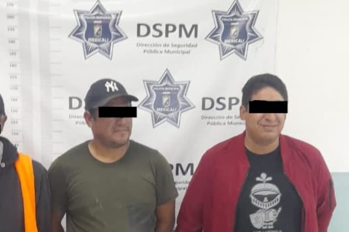 Sorprenden a tres “cochinos” tirando escombro en el Canal Reforma y son detenidos