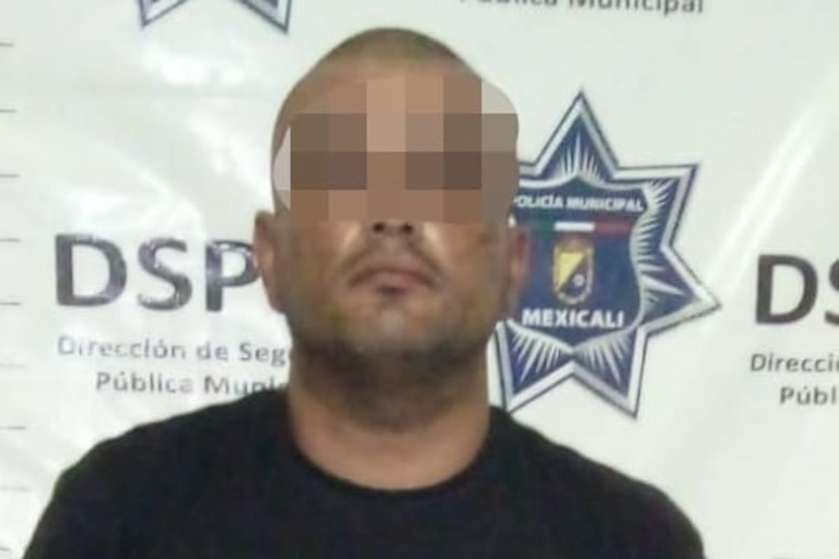 Colocan cámara en baño de mujeres de un jardín de eventos; detienen al encargado