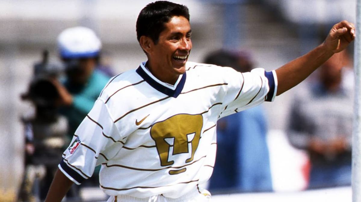 Jorge Campos jugando la posición de delantero con los Pumas, 1997-98.