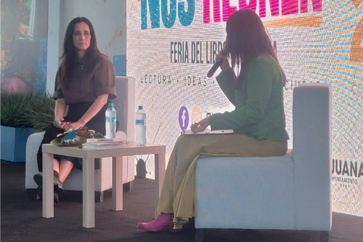 Julieta Venegas abre la Feria del Libro de Tijuana, que inició con retrasos por lluvias